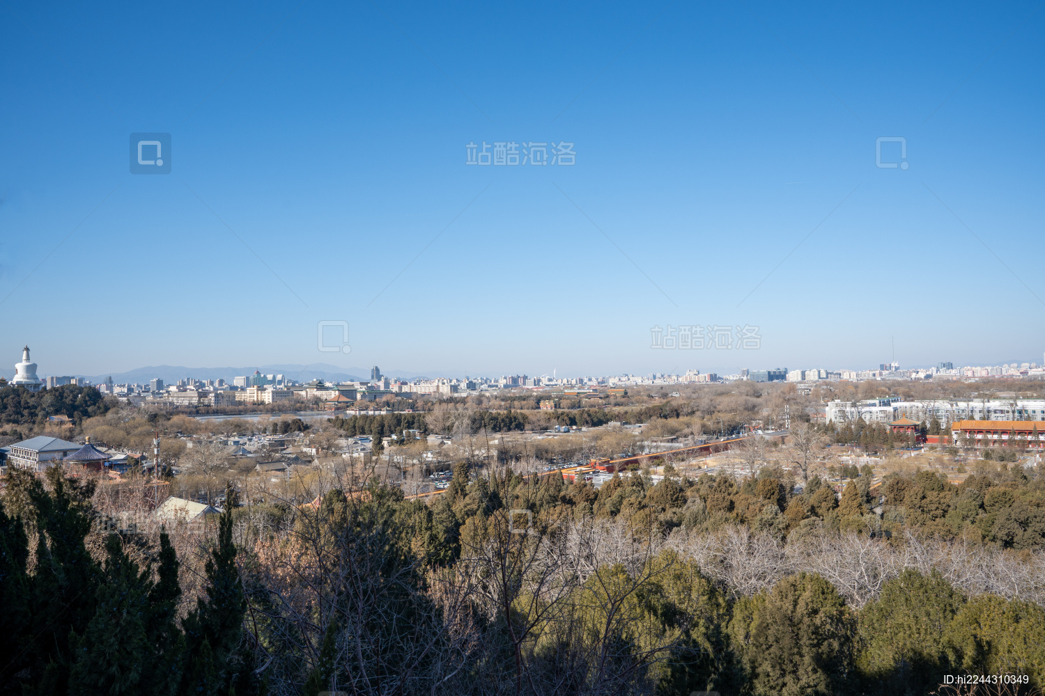 从景山公园最高点俯瞰冬日里的北京城市风光