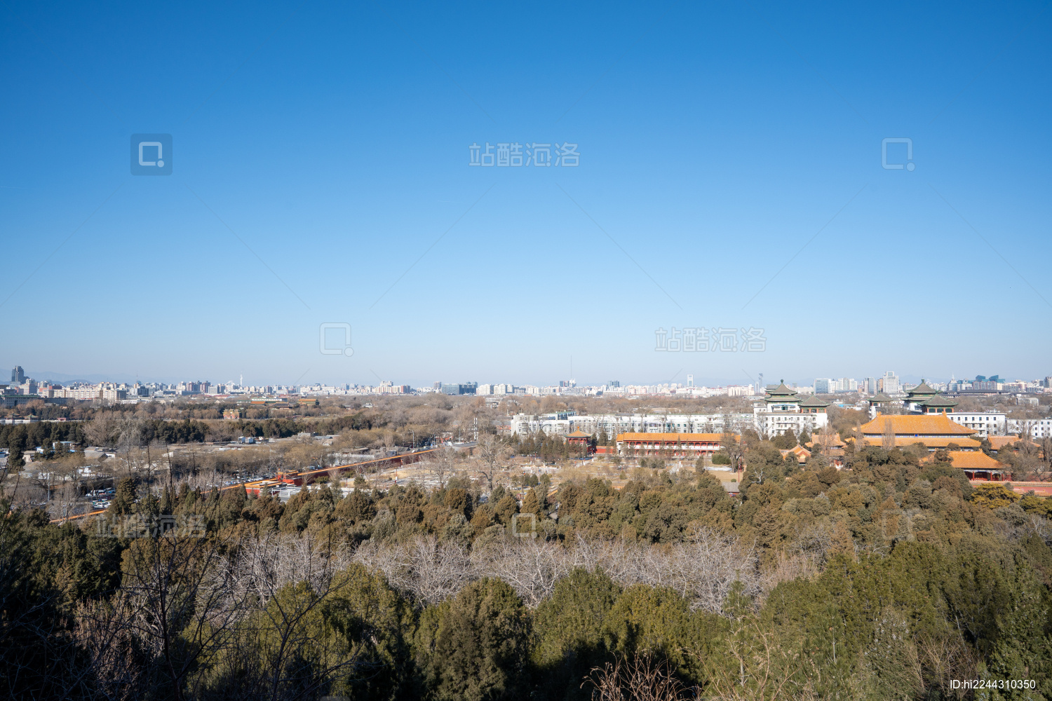 从景山公园最高点俯瞰冬日里的北京城市风光