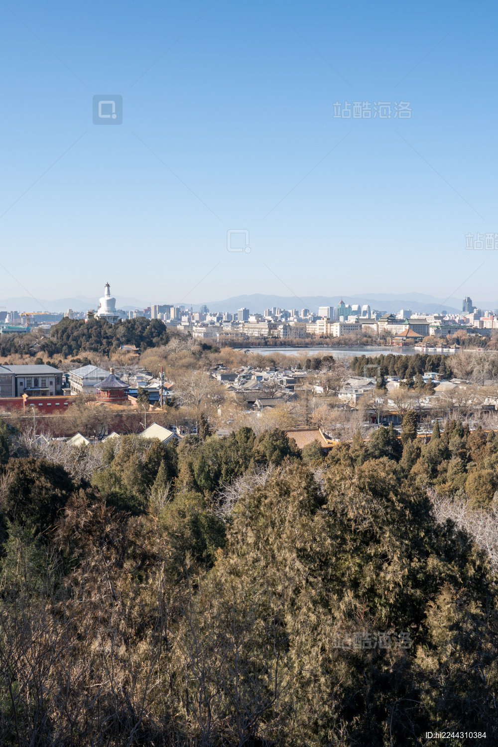 从景山公园最高点俯瞰冬日里的北京城市风光