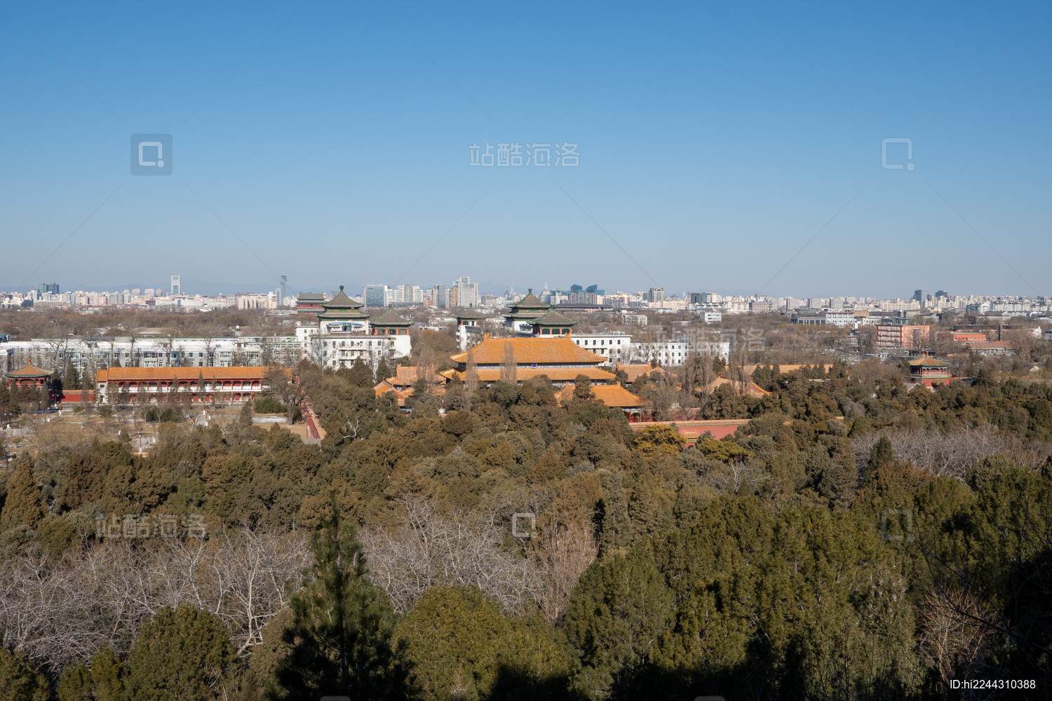 从景山公园最高点俯瞰冬日里的北京城市风光