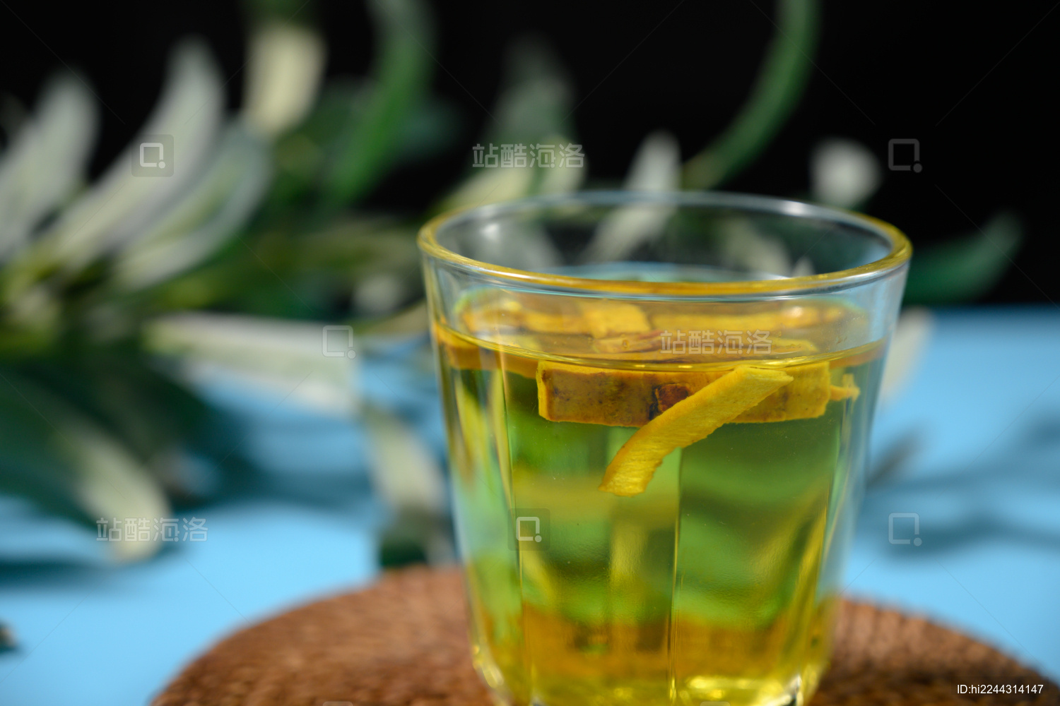 桌面上的杯子里的甘甜的黄柏茶_站酷海洛_正版图片_视频_字体_音乐