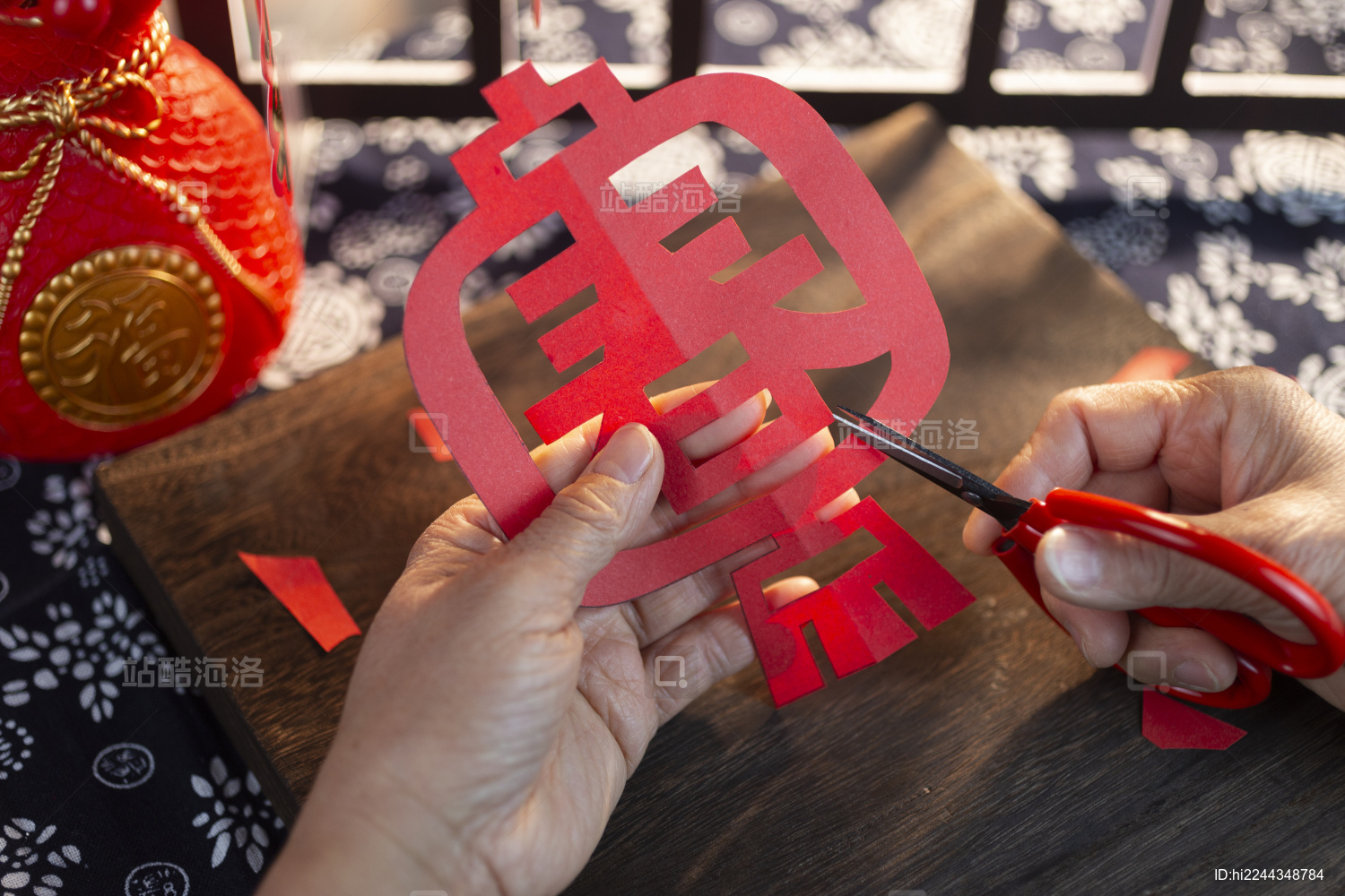 春节剪纸剪窗花红纸