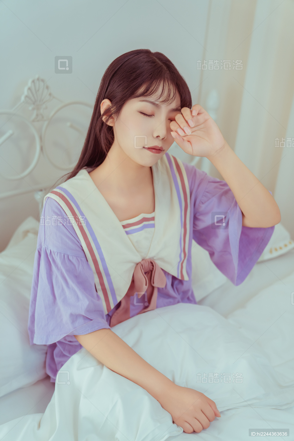 一位刚起床的女孩