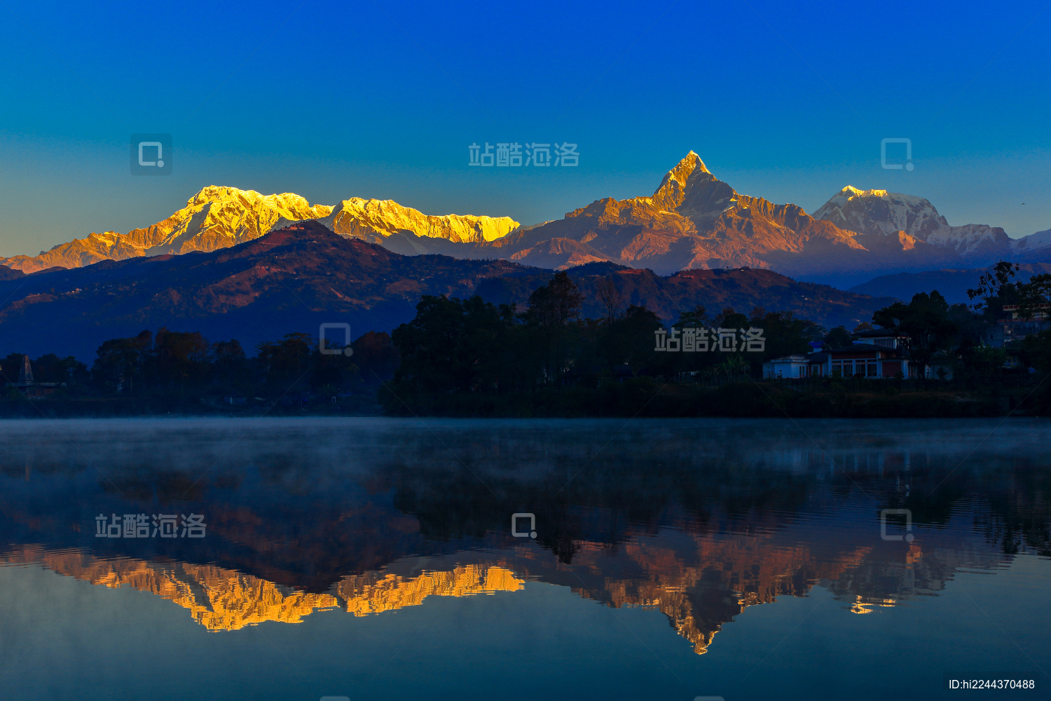 雪山王国尼泊尔博卡拉鱼尾峰日照金山湖边倒