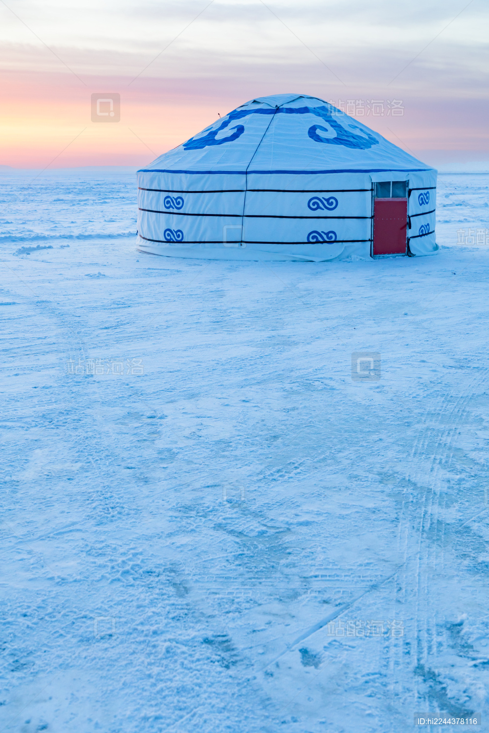 内蒙古赤峰达里湖上的蒙古包