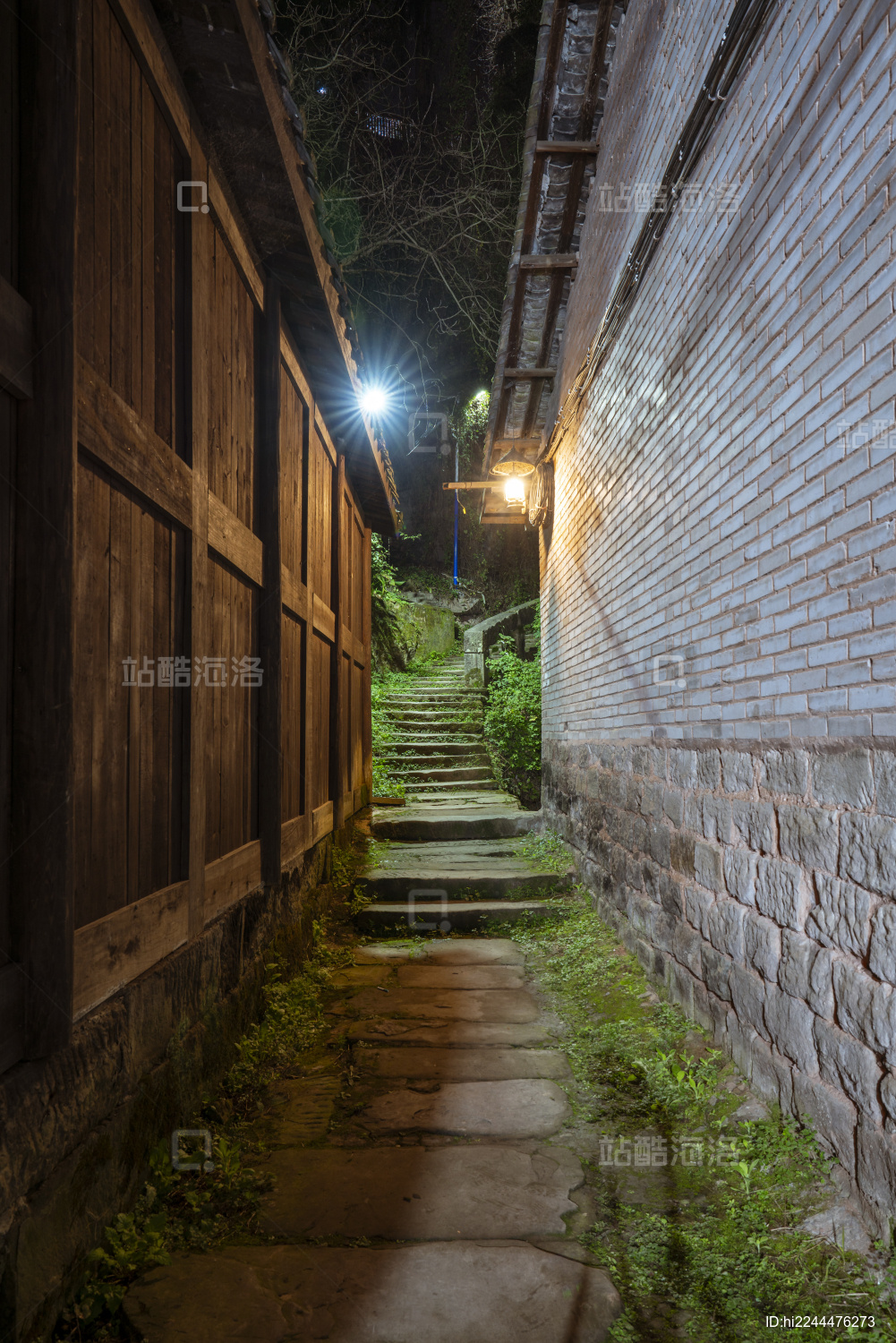 夜晚古镇里青橙色调的小巷子