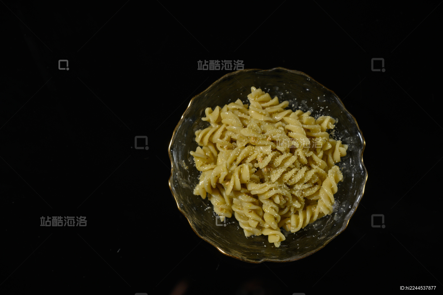 桌面上的盘子里的美味可口的