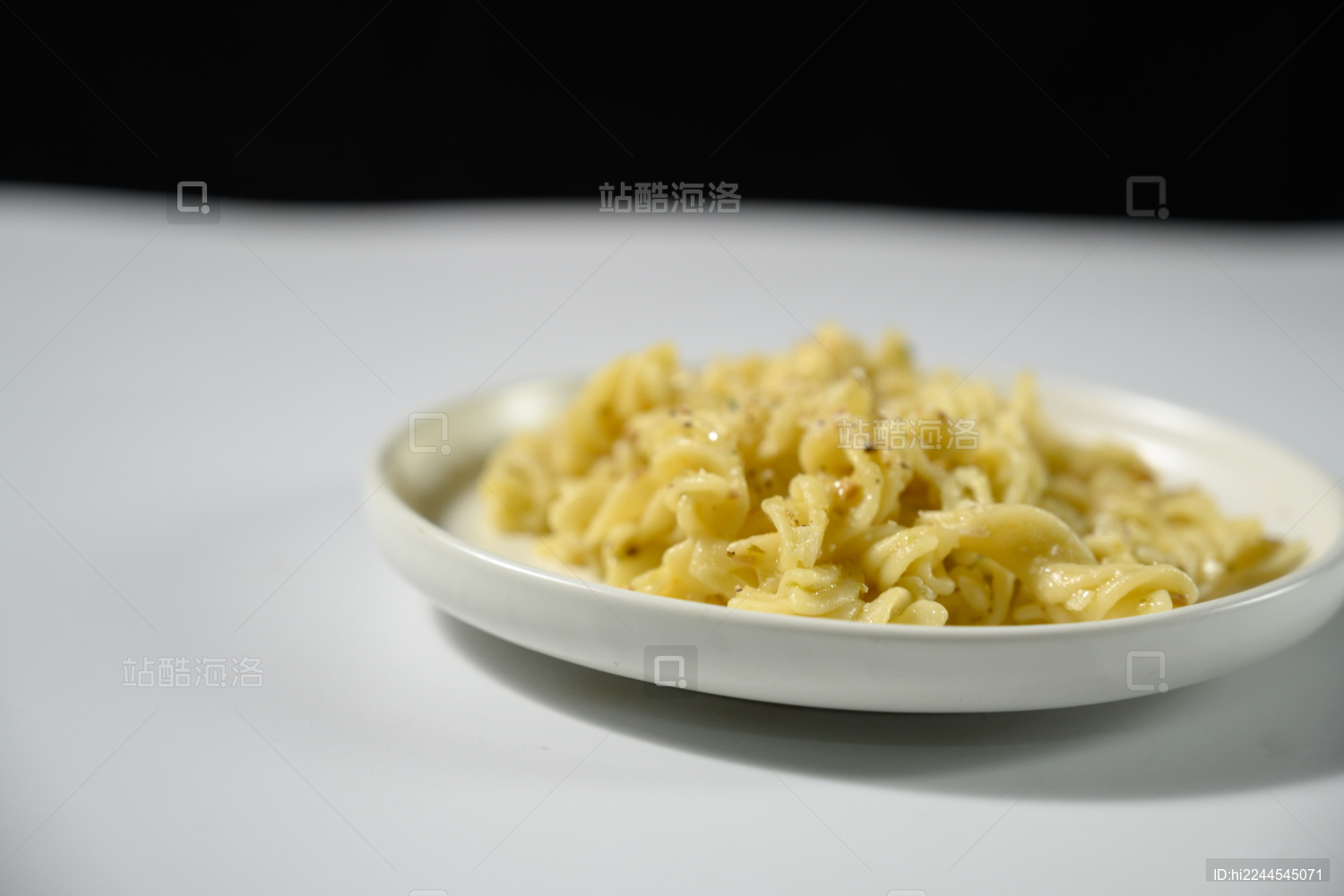 桌面上的盘子里的美味可口的青酱螺丝粉