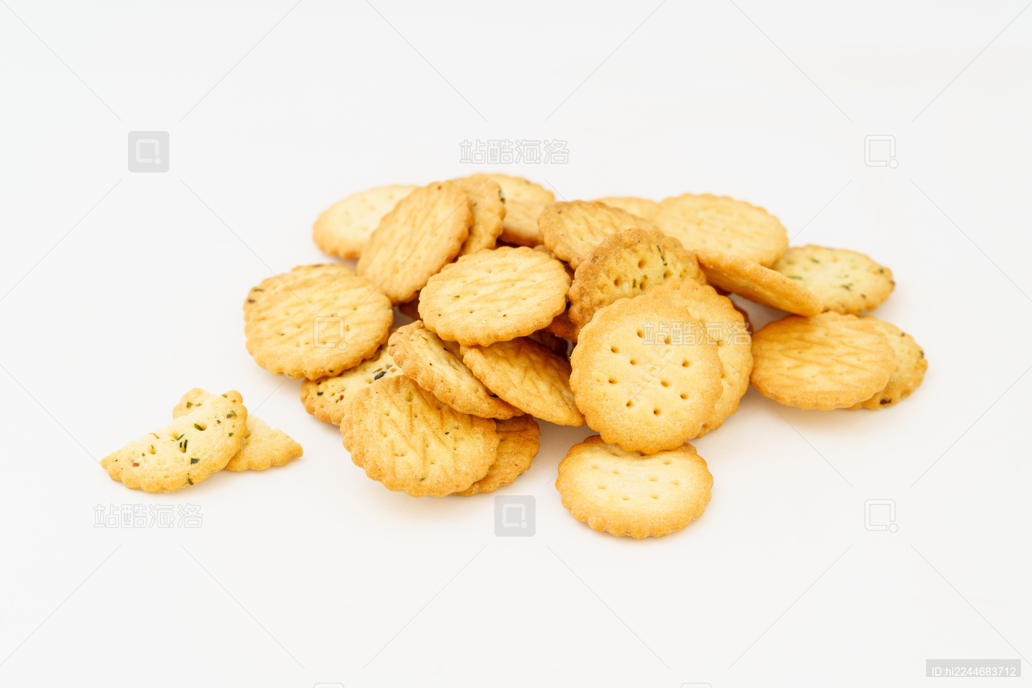 白色背景下的奶油小饼干