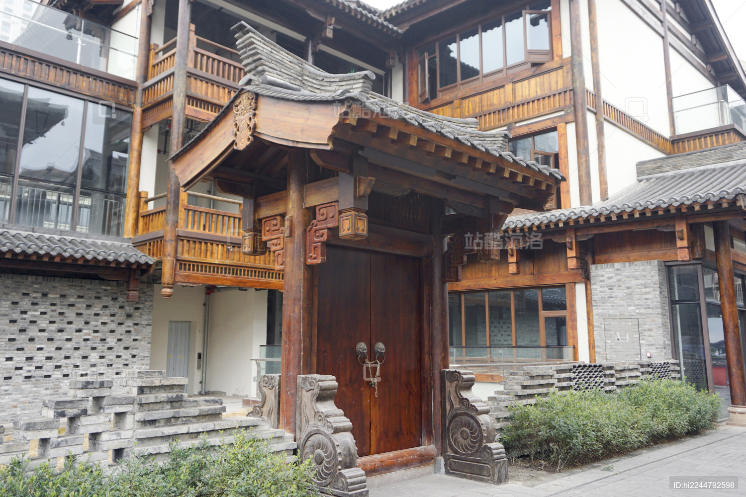 成都文殊坊传统川西民居庭院复古木门门头