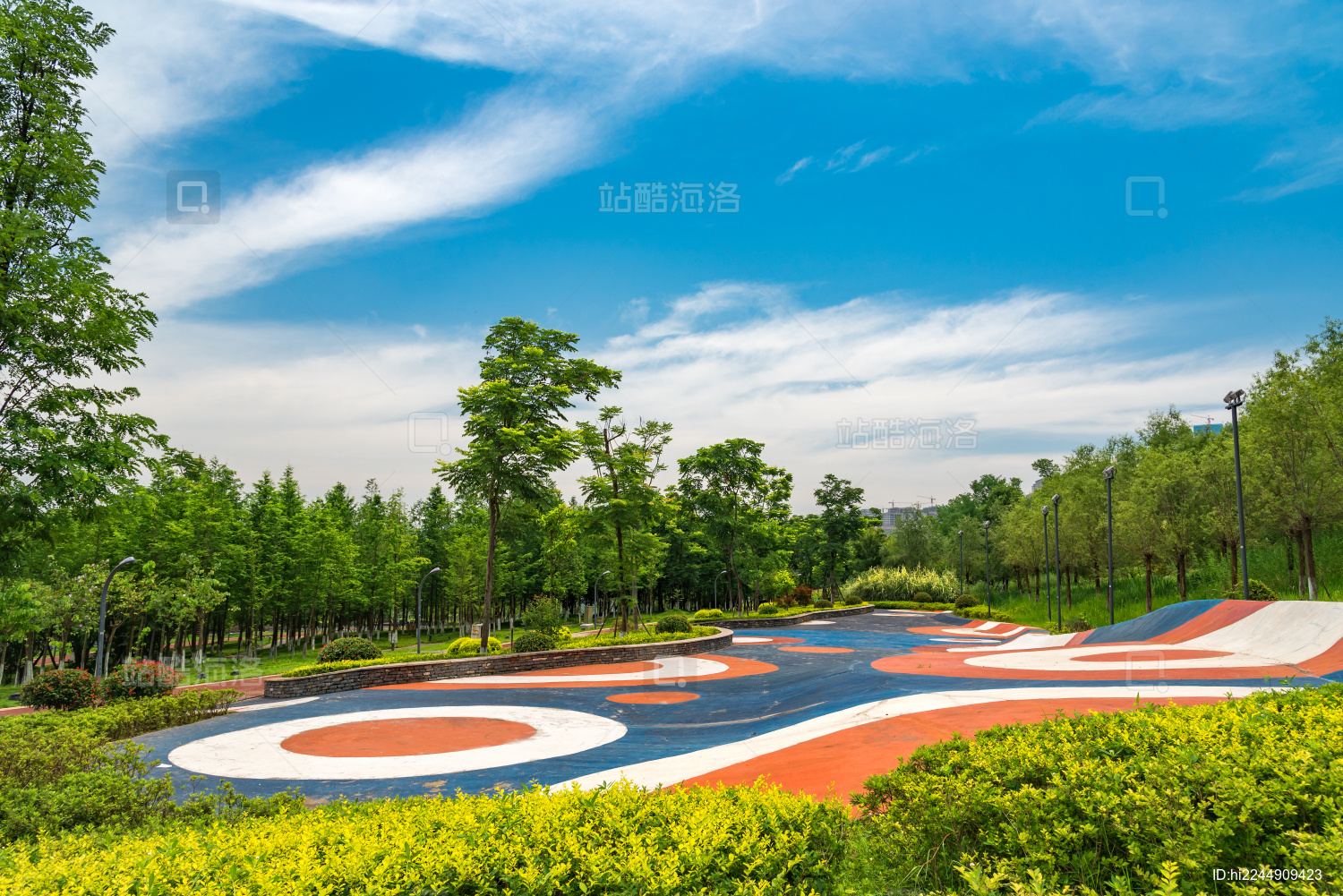 晴天下重庆金海湾公园里的彩色滑板运动场地