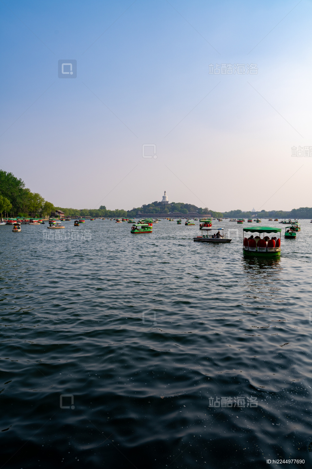 城市风光与游船——北京北海公园