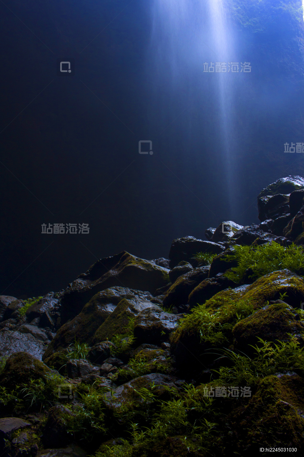 乐山硝斗岩天坑瀑布