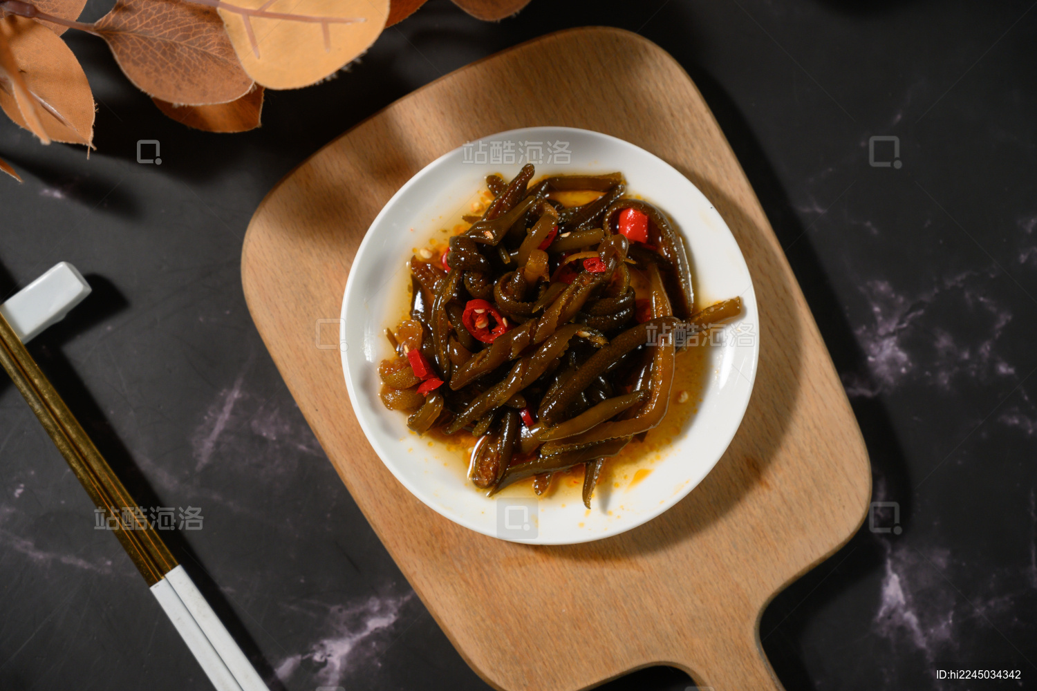 桌面上的盘子里的美味可口的凉拌海茸_站酷海洛_正版图片_视频_字体