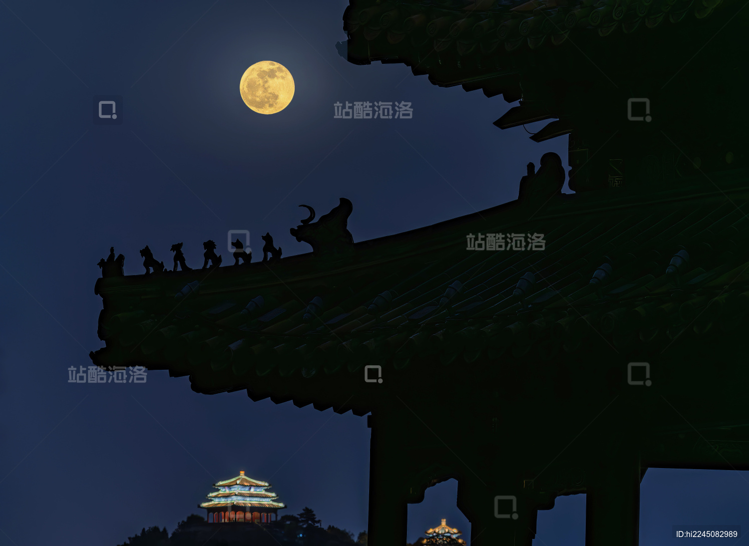 北京北海公园五龙亭万春亭与圆月