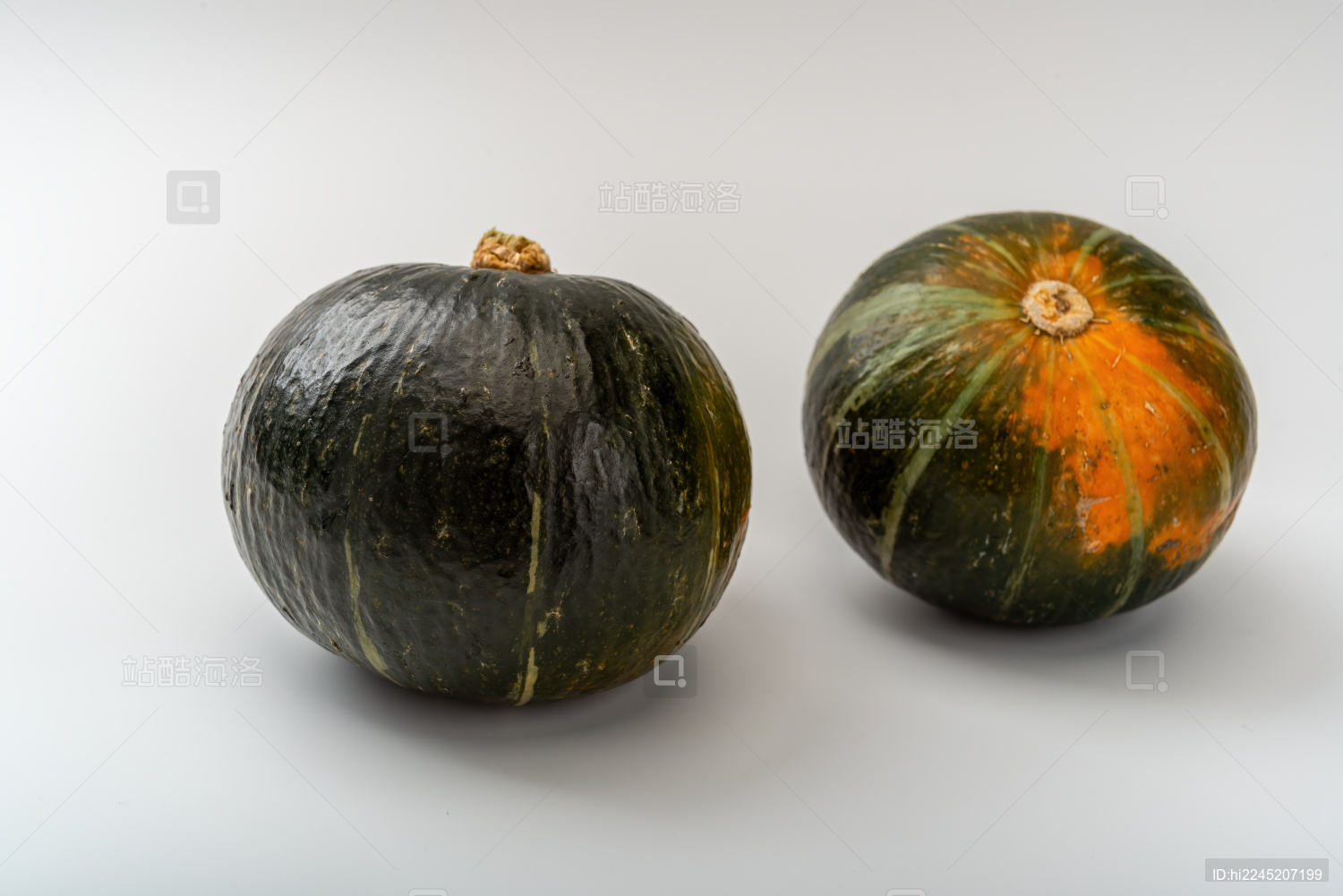 白色背景下两个南瓜贝贝瓜