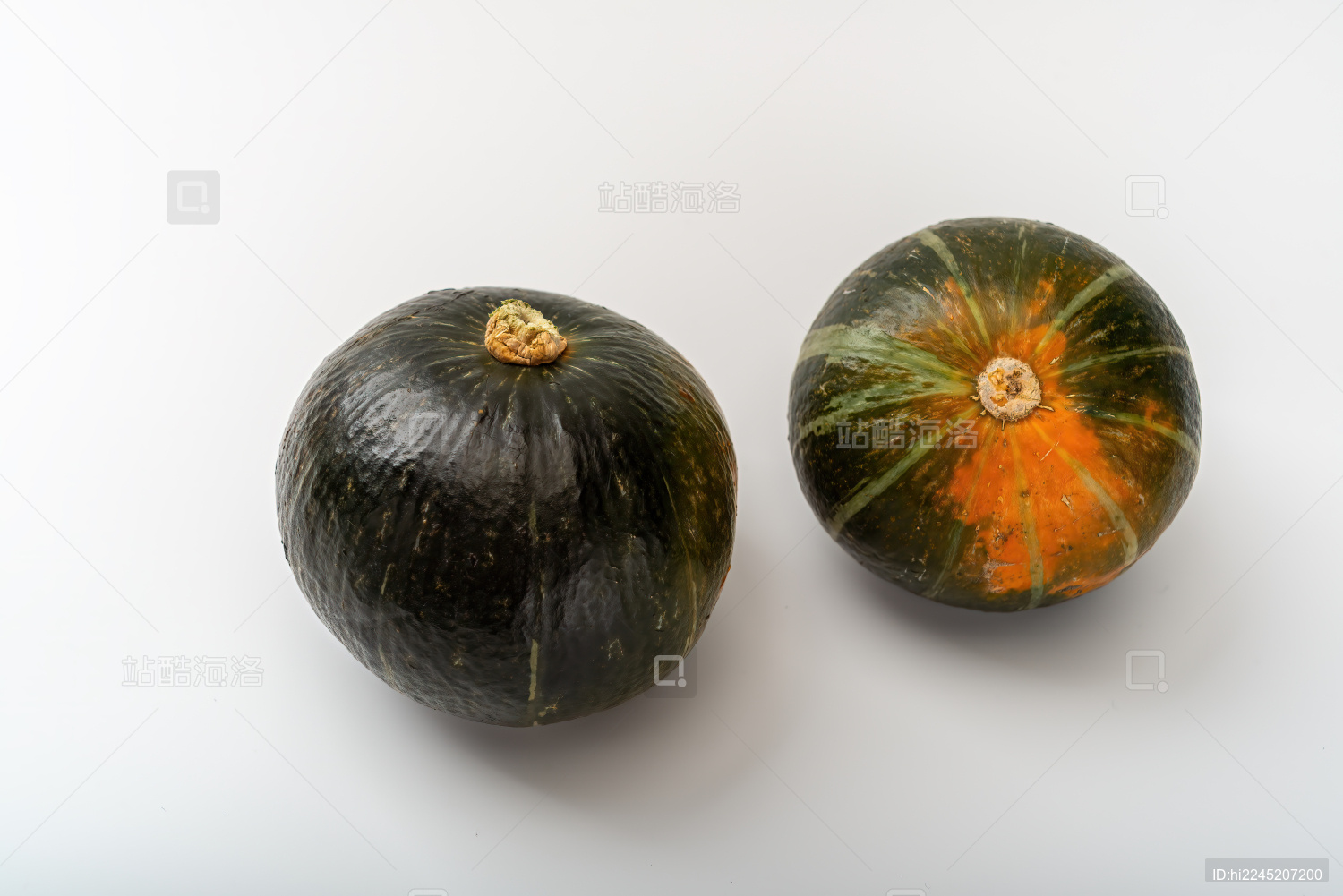 白色背景下两个南瓜贝贝瓜