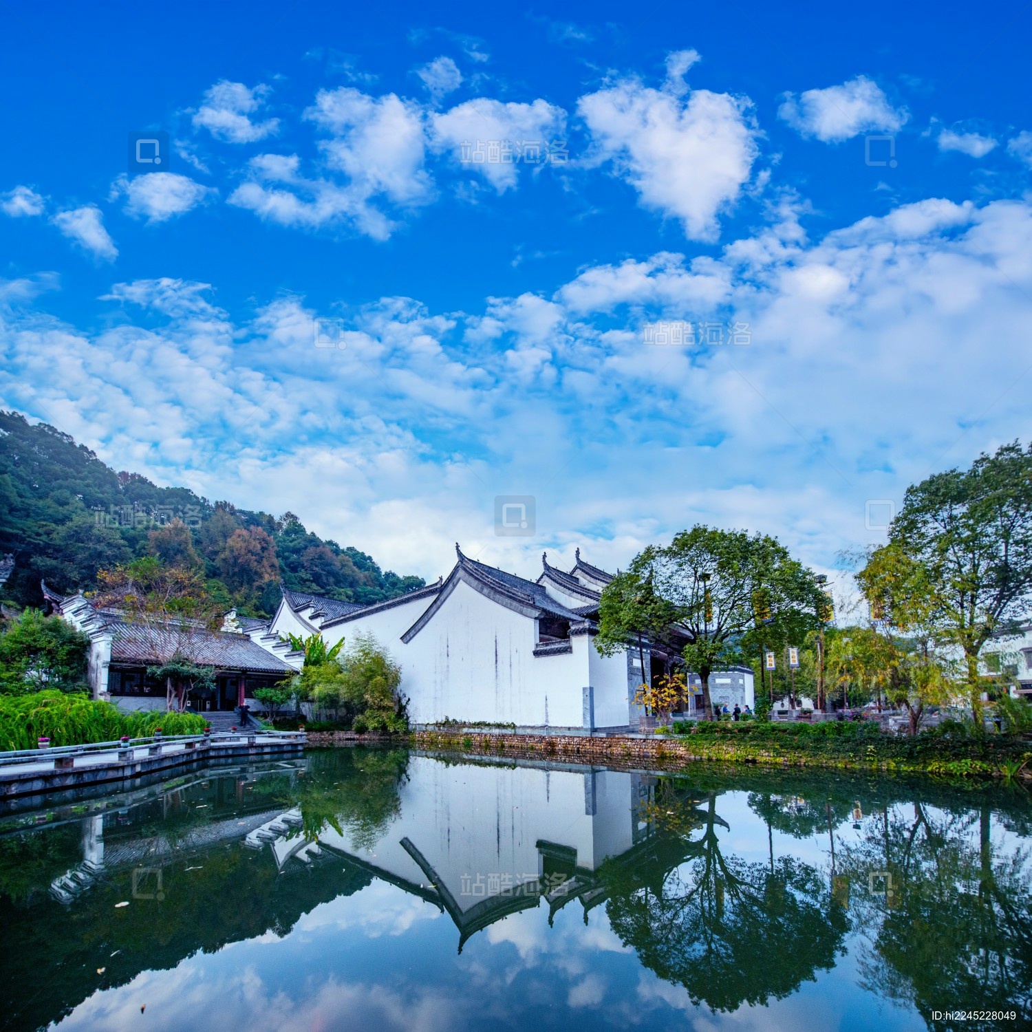 江西婺源县江湾古村落荷花池塘