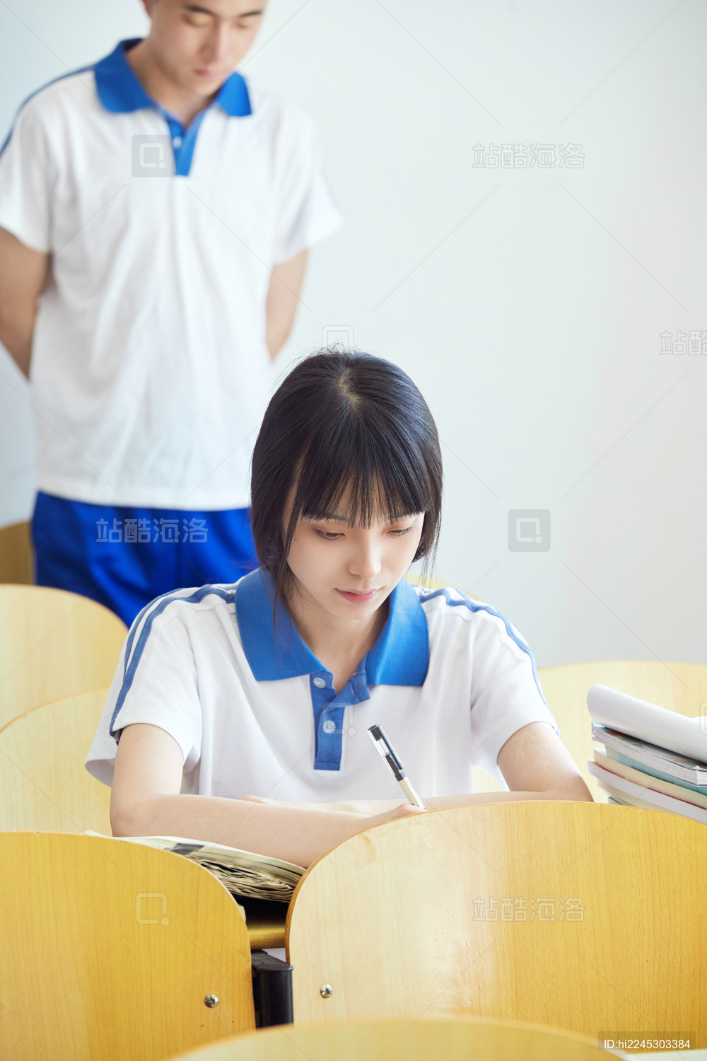 教室里努力看书学习备战高考的高中生