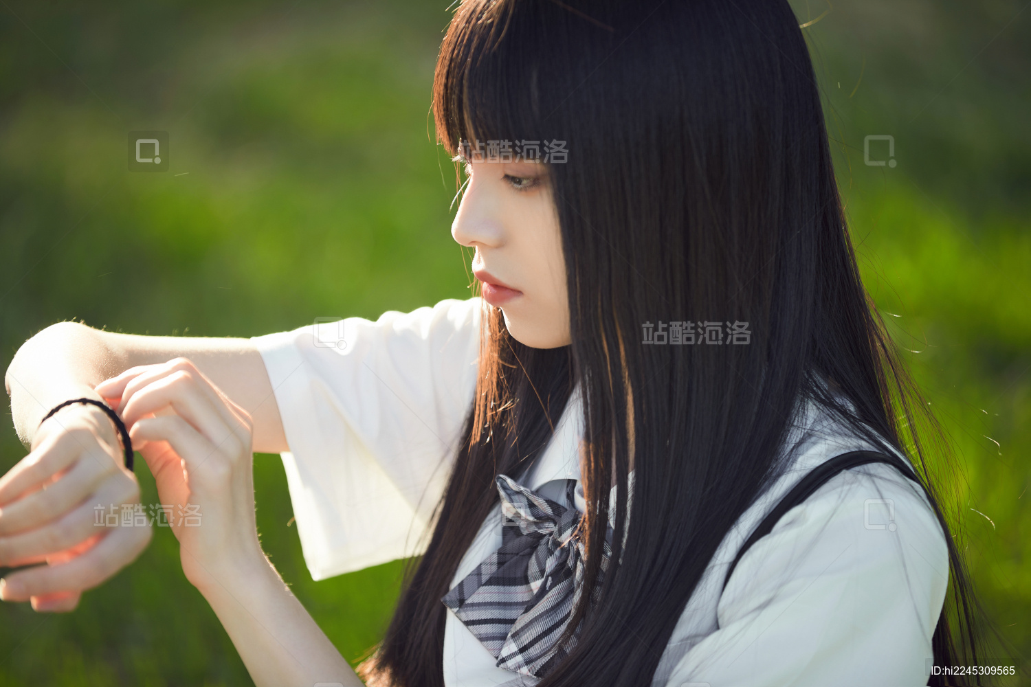 在户外草坪看书学习的女生