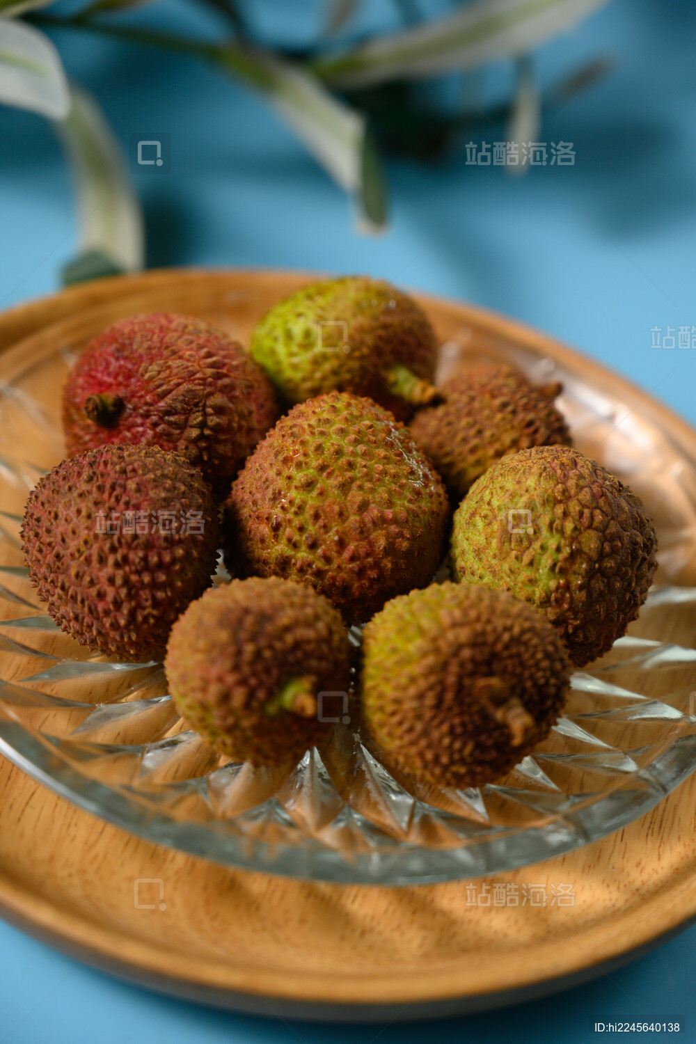 桌面上的盘子里的美味可口的荔枝