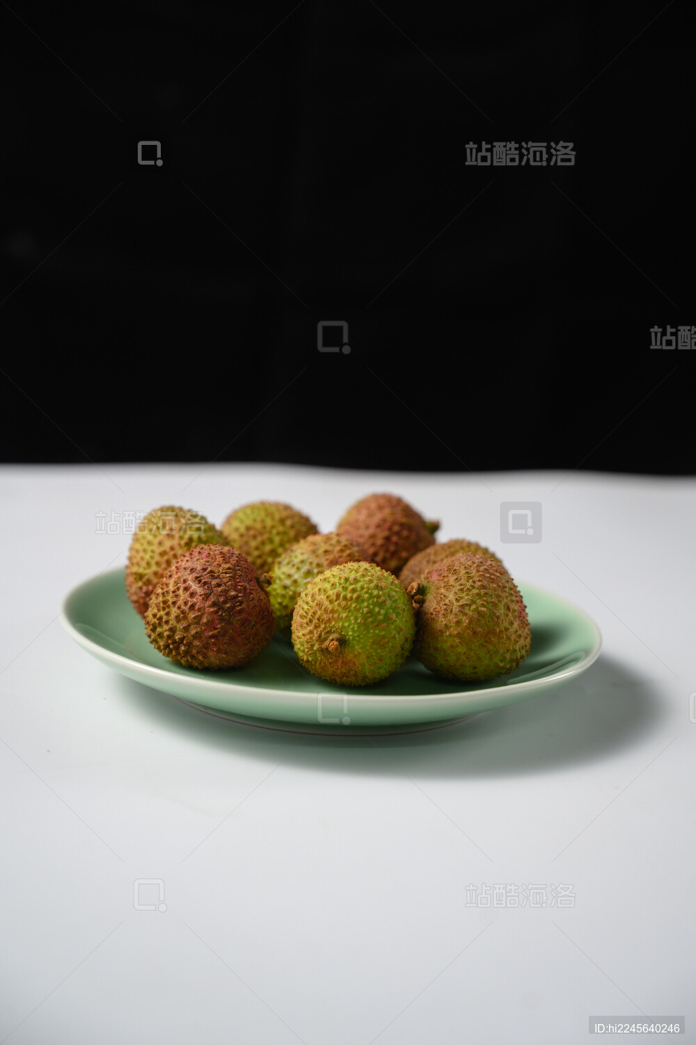 桌面上的盘子里的美味可口的荔枝