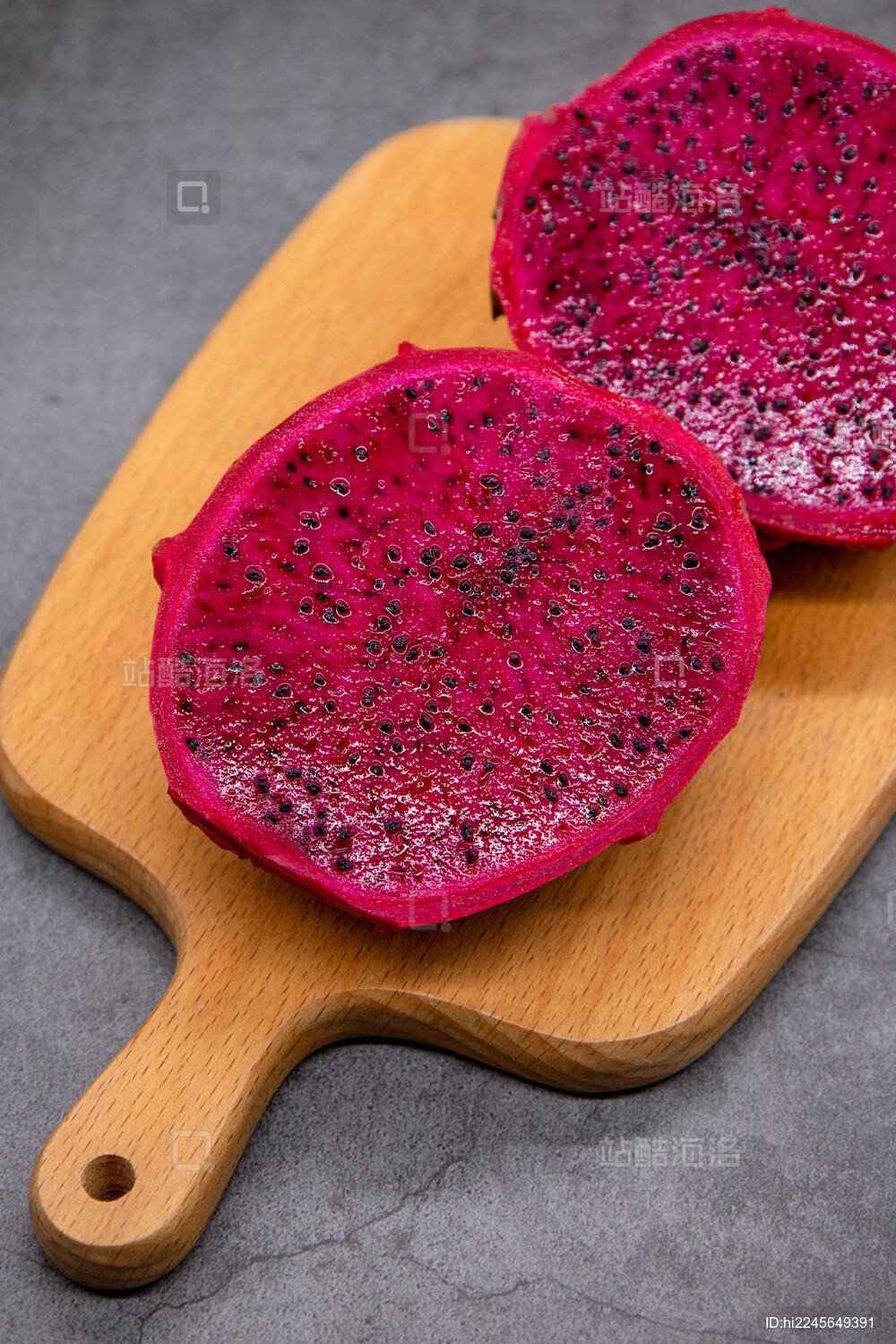 水泥背景切开两半的红心火龙果
