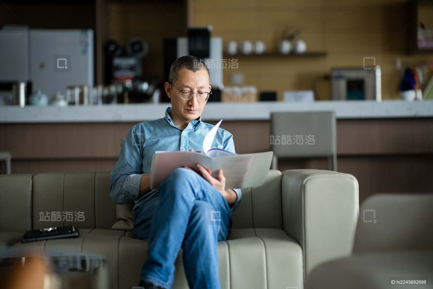 人事主管查看应聘者简历