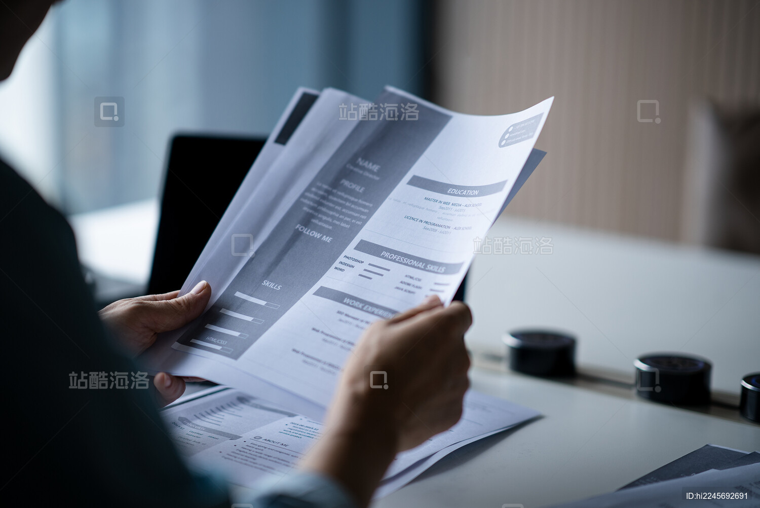 人事主管查看应聘者简历