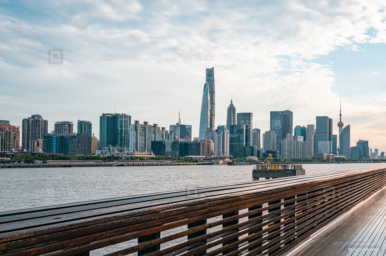上海北外滩视角的浦东陆家嘴都市天际线