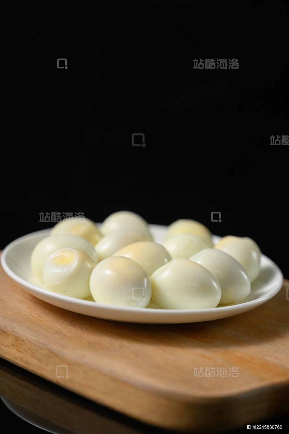 桌面上的盘子里的美味可口的水煮鹌鹑蛋