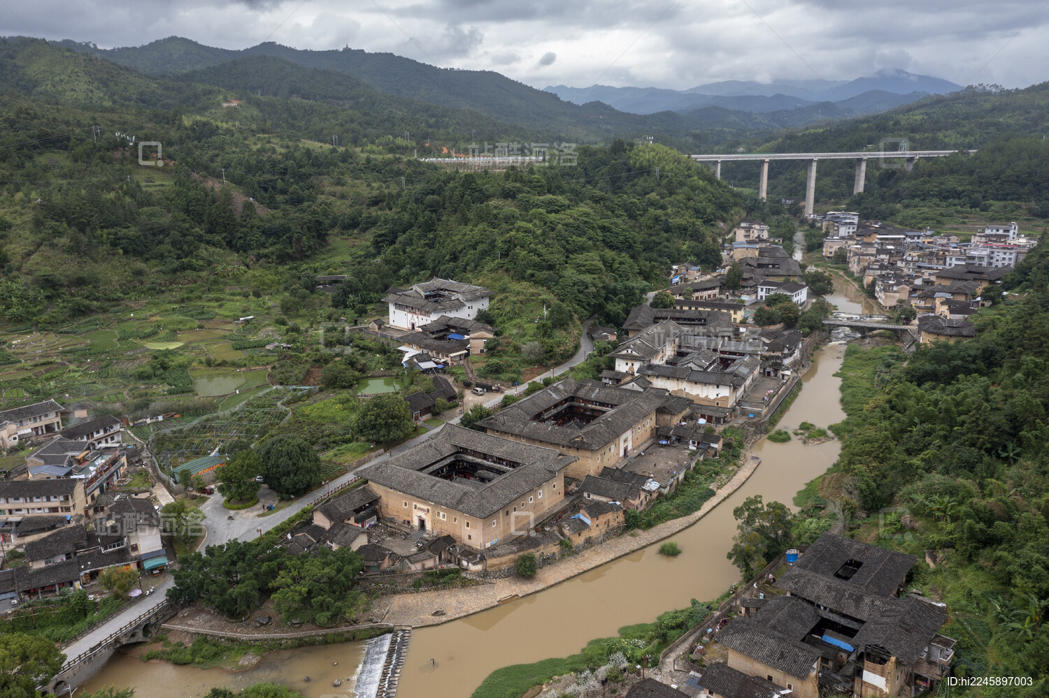 中国福建龙岩 永定区湖坑镇 洪坑土楼群