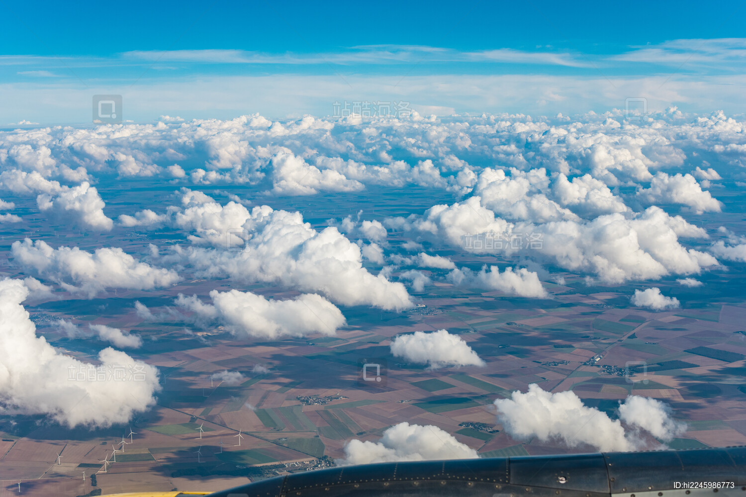 法国巴黎-飞机在蓝天下飞行