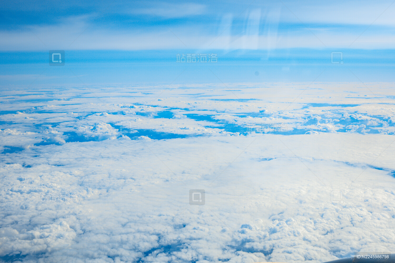 法国巴黎-飞机在蓝天下飞行