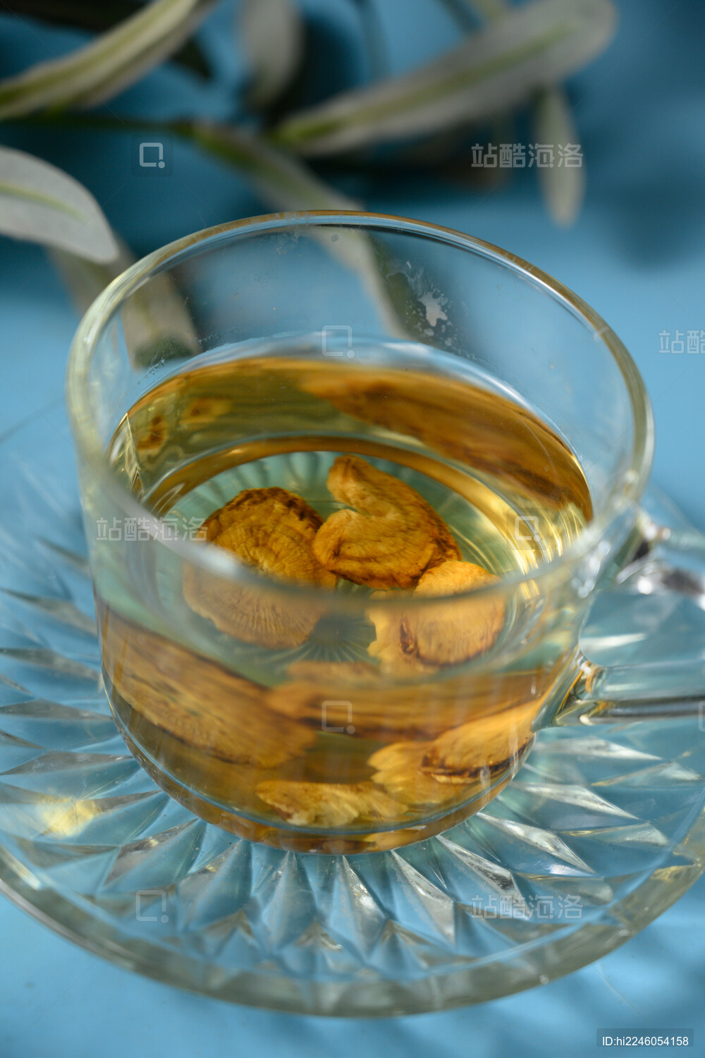 桌面上的杯子里的美味可口的牛蒡茶