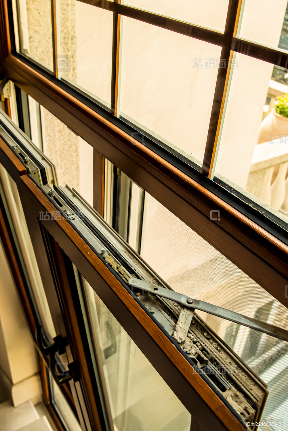 连接窗户的铁杆细节