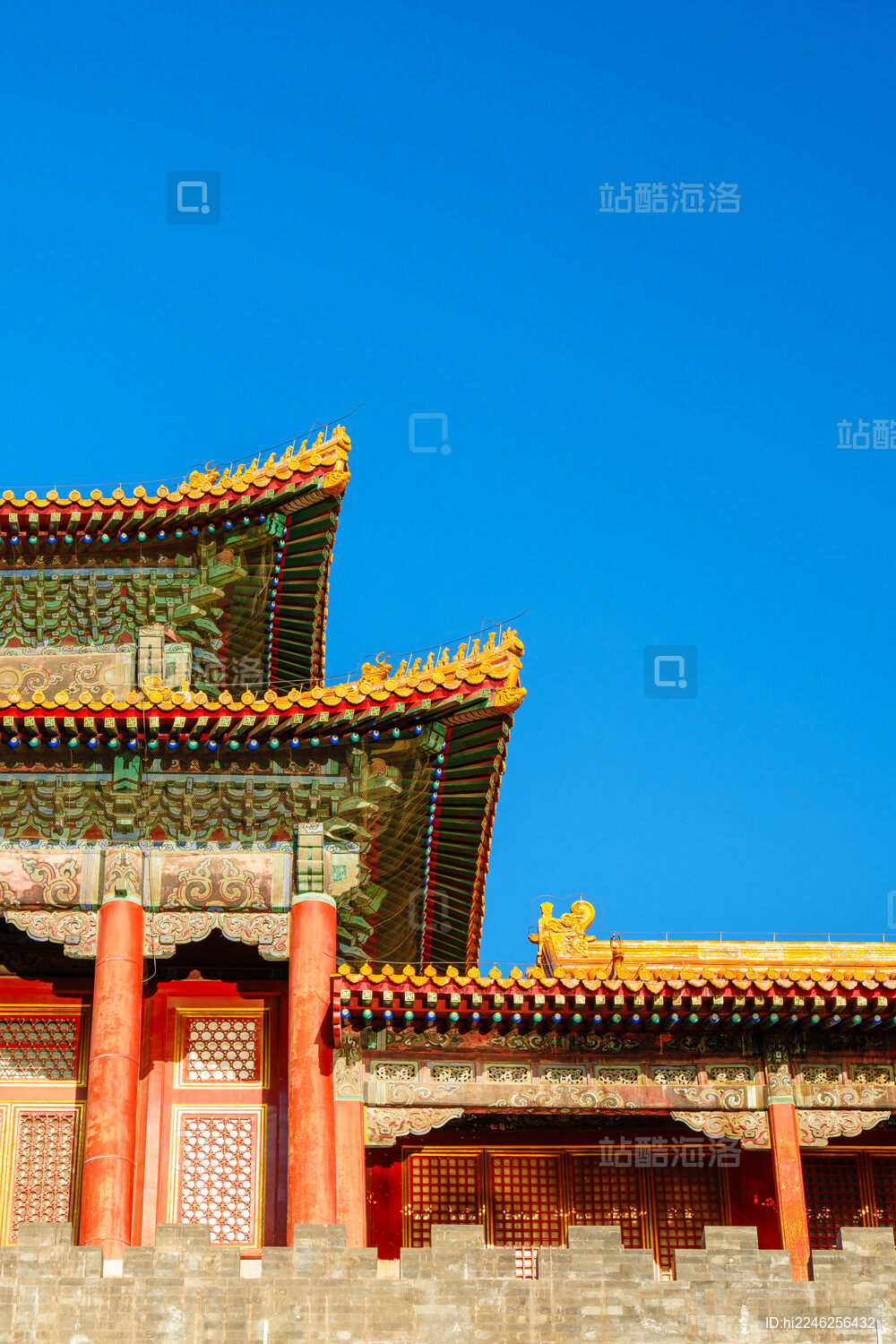 蓝天下阳光中的故宫东雁翅楼屋顶房檐特写