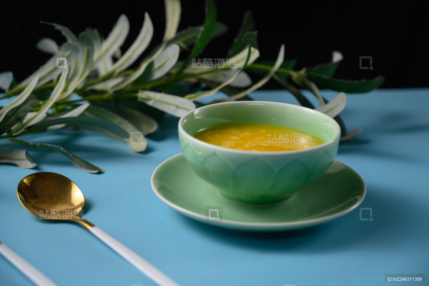 桌面上的碗里的美味可口的南瓜粥