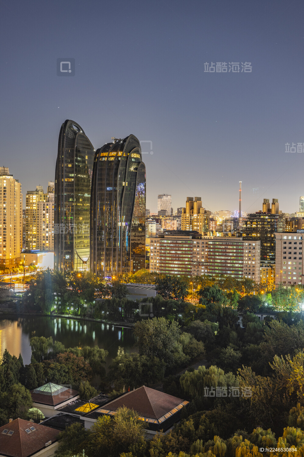 北京凤凰中心与中国尊国贸同框夜景