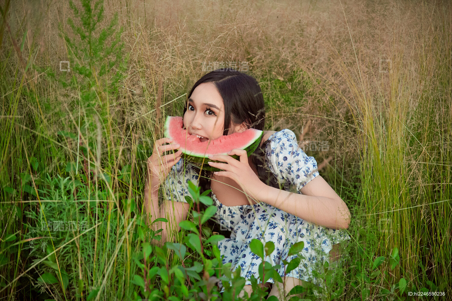 夏天在公园湖边开心吃西瓜的美女
