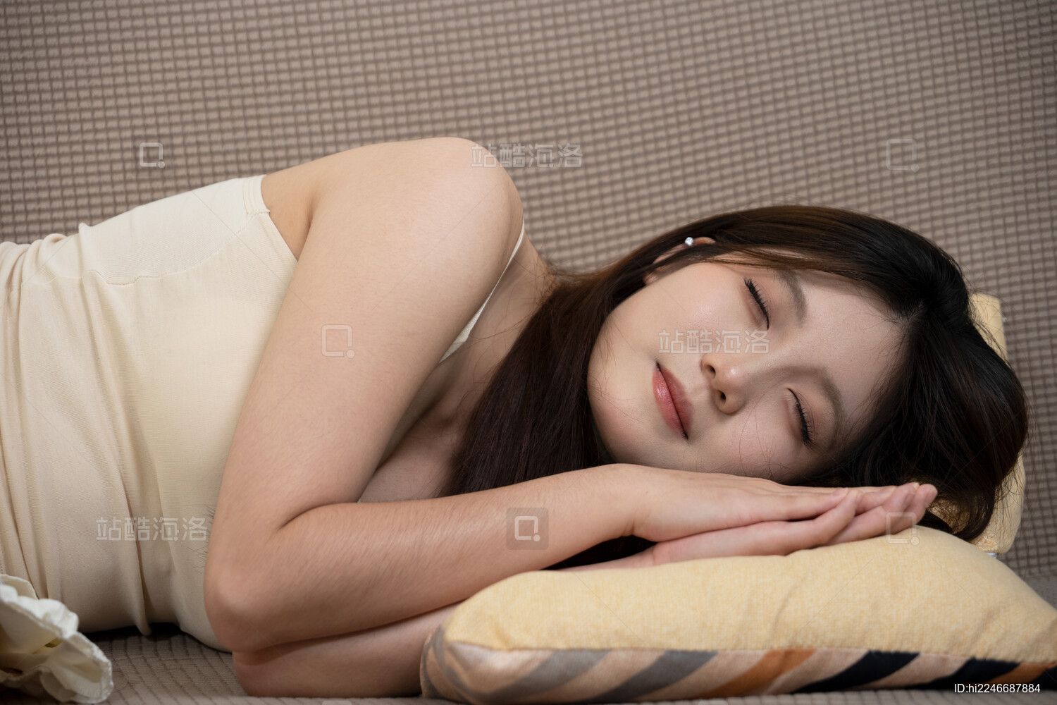 睡觉的亚洲年轻女性肖像