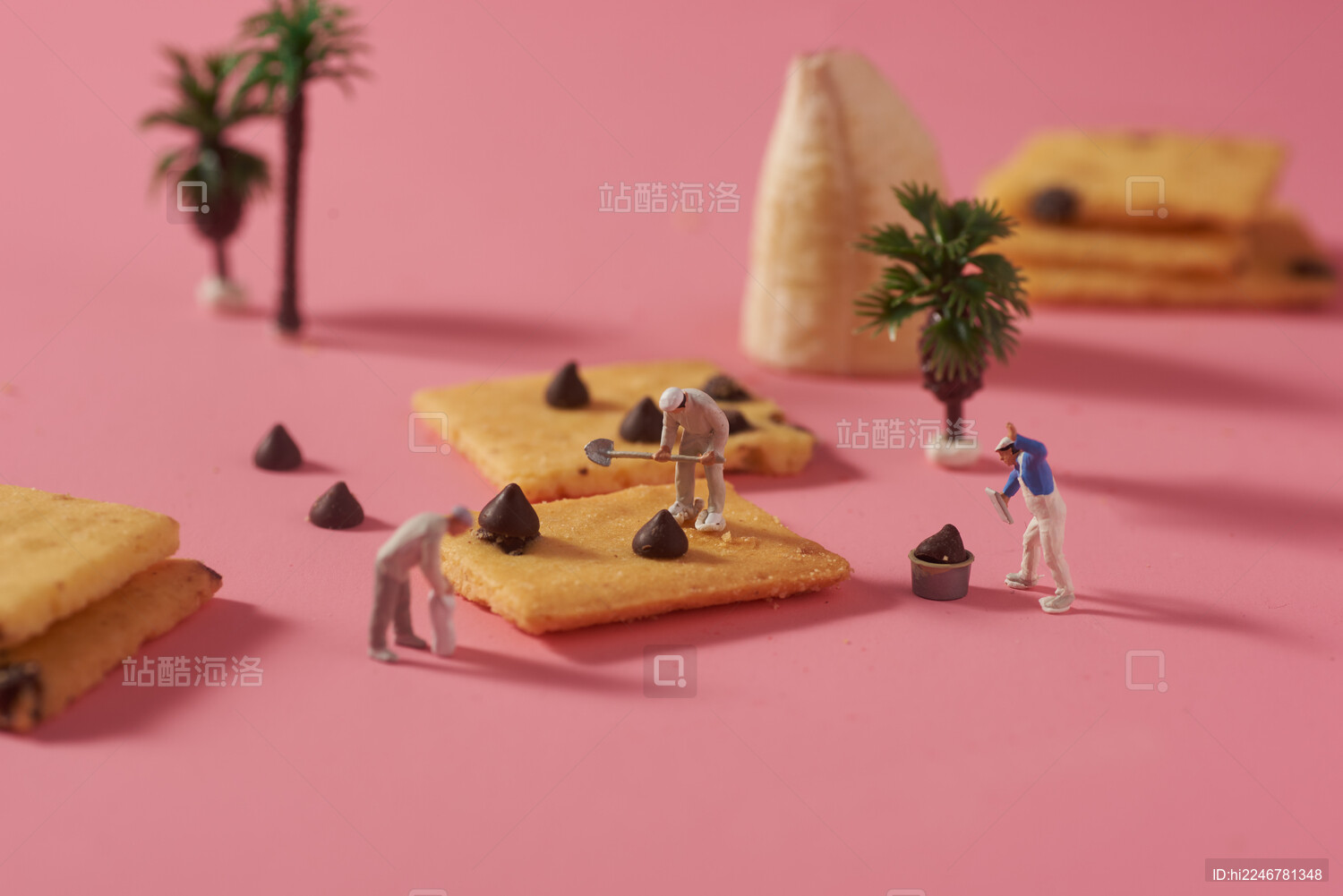 纯色背景上饼干微缩小人创意拍摄