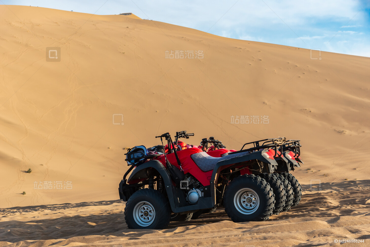 甘肃敦煌鸣沙山大沙丘上停着的沙地越野车_站酷海洛_正版图片_视频