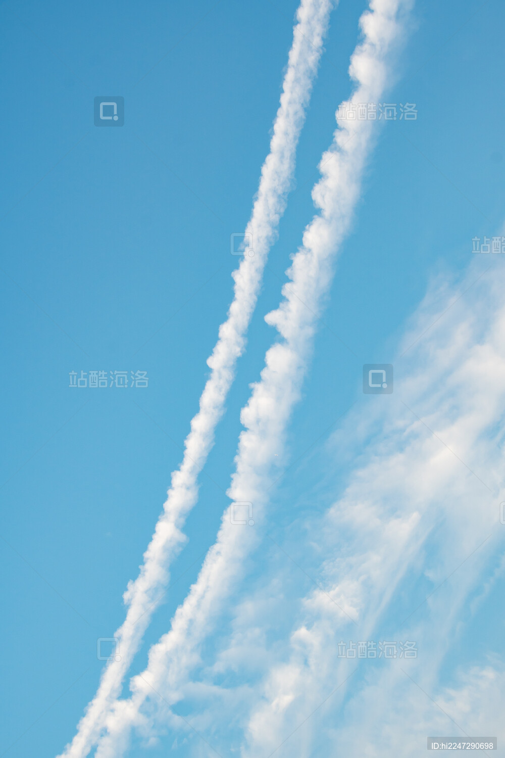 飞机划过天空留下的痕迹