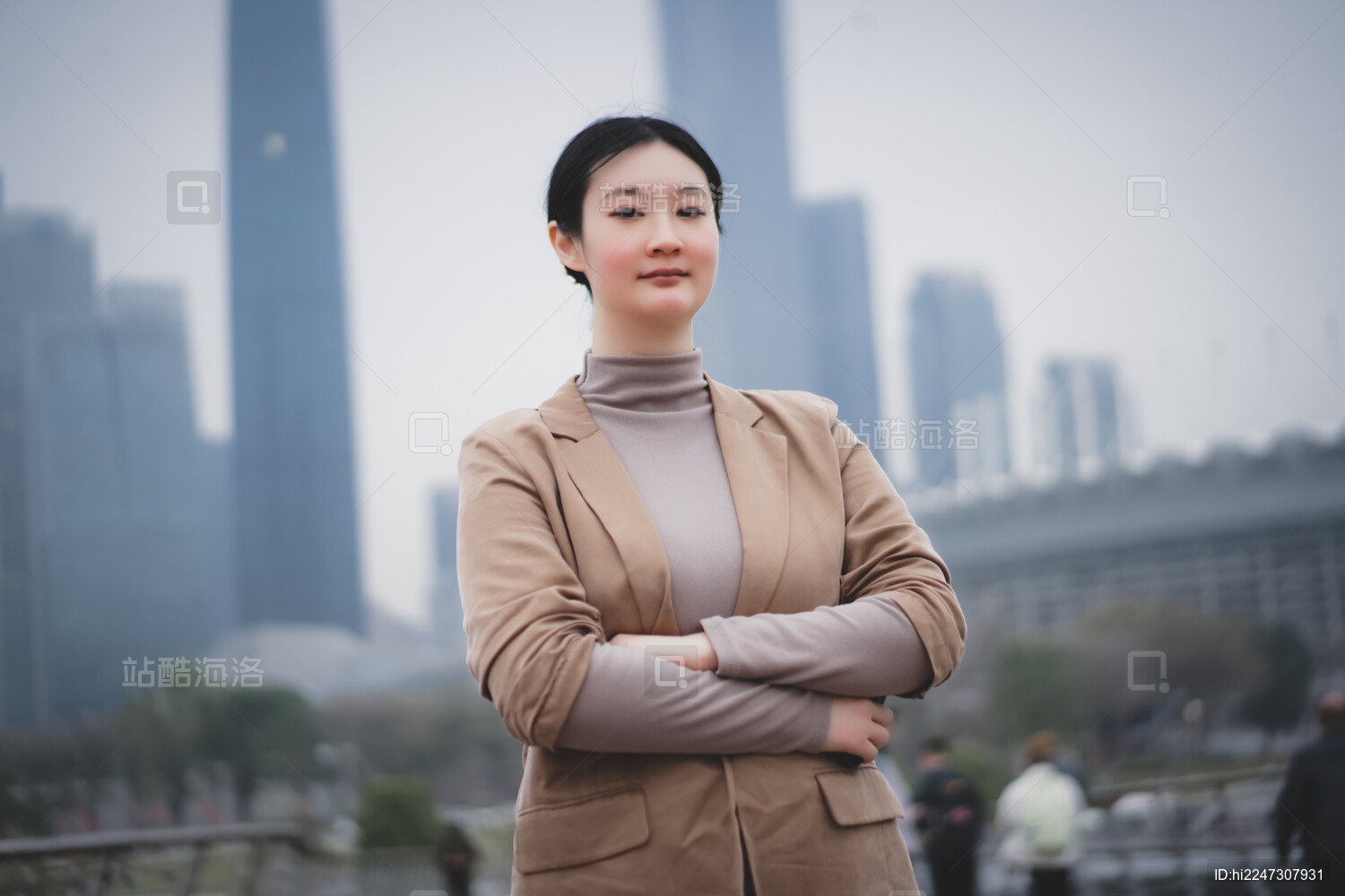 现代建筑与城市环境中自信的女商人