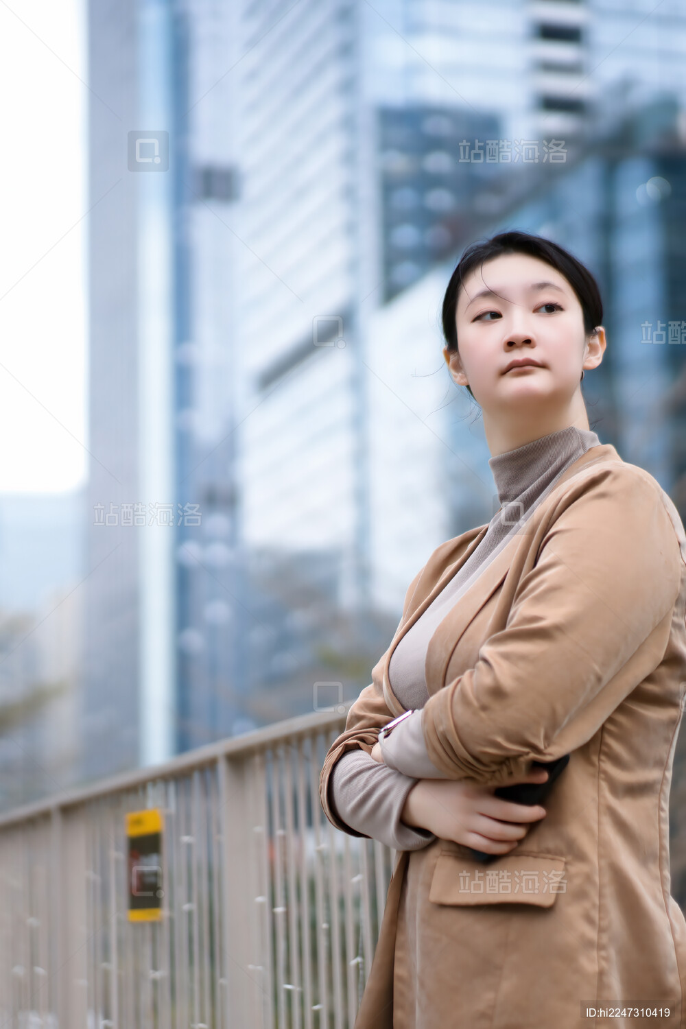 现代建筑与城市环境中自信的女商人