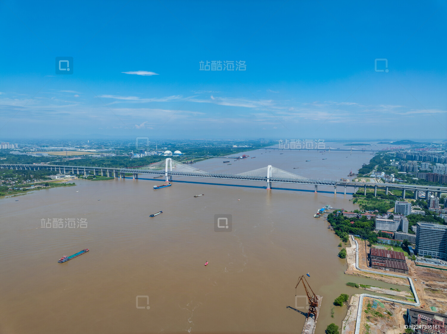 夏季白天航拍安徽芜湖长江大桥风光