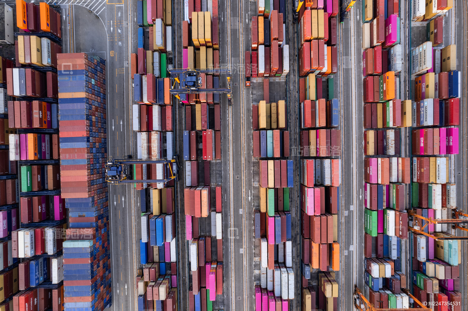 深圳盐田港港口码头货船装货集装箱