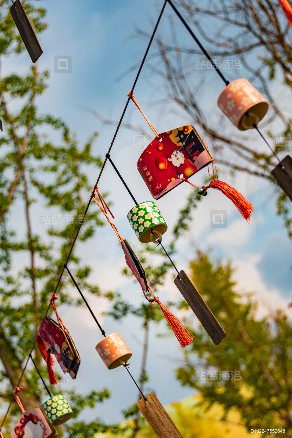 寺庙里祈福的风铃和祈愿牌