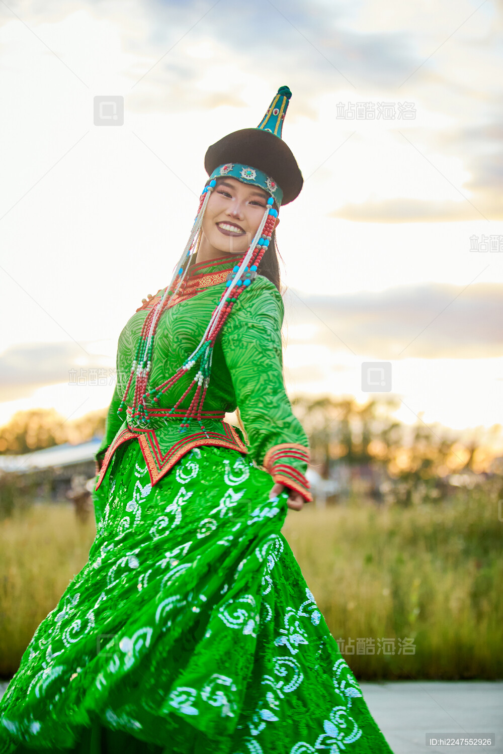 身穿蒙古族巴尔虎部落传统服饰的蒙族姑娘